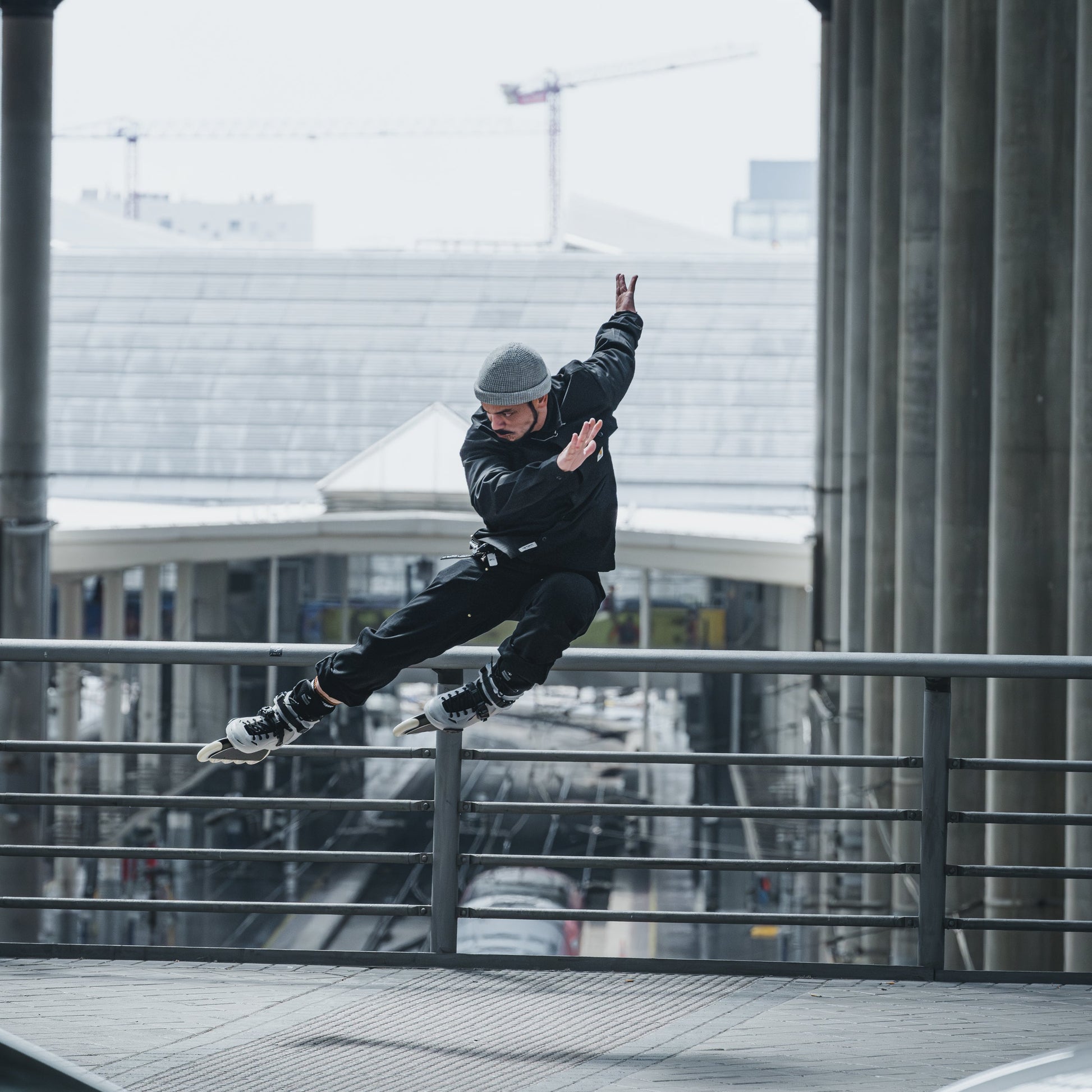 Rider carving and turning freely with high-performance HORIZON L80 black frame