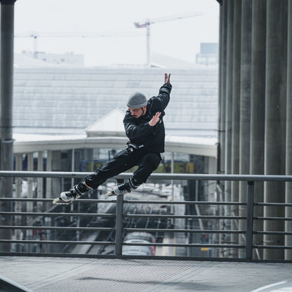 Rider carving and turning freely with high-performance HORIZON L80 black frame