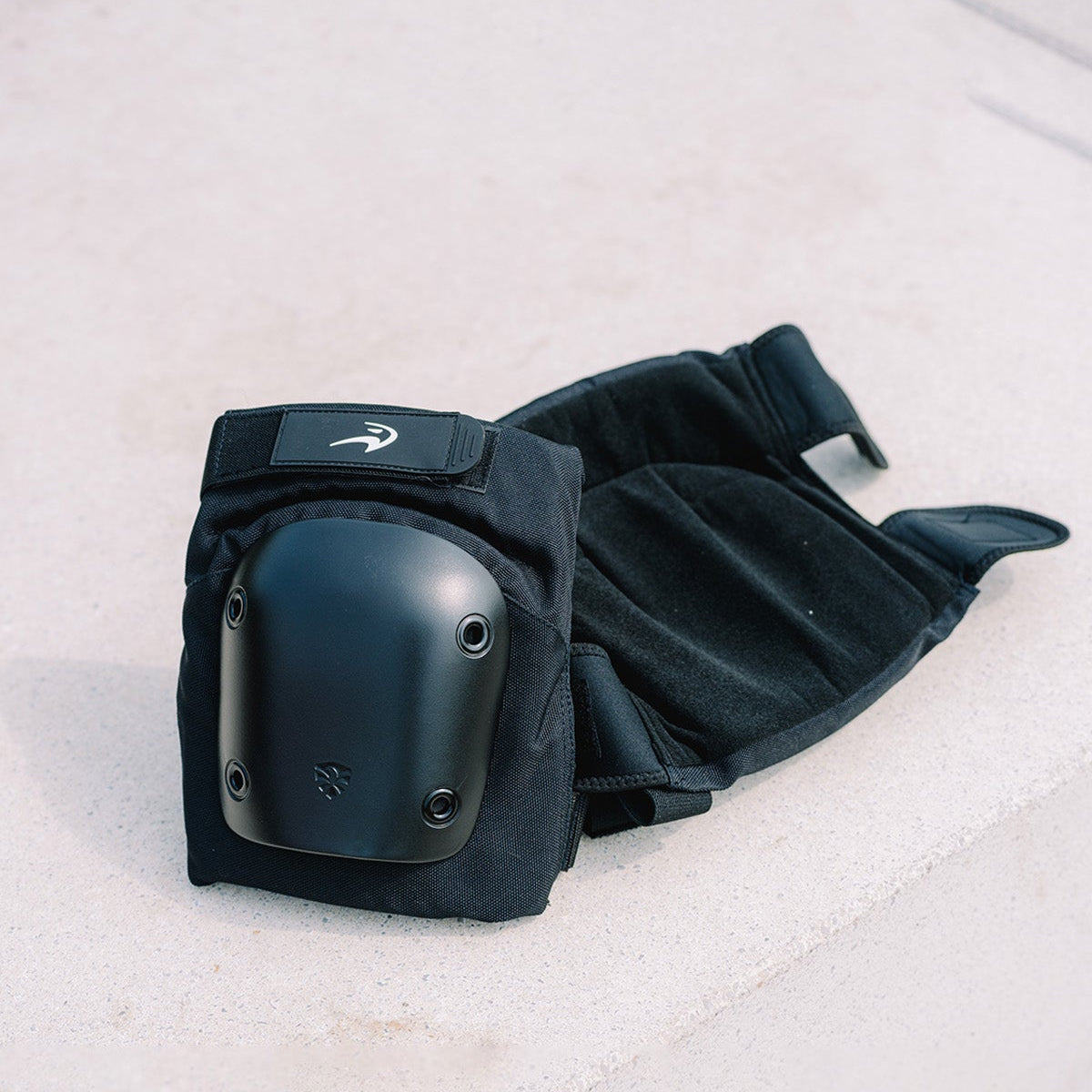 High performance FlyingEagle PRO knee pads, full protection for urban and park skating activities