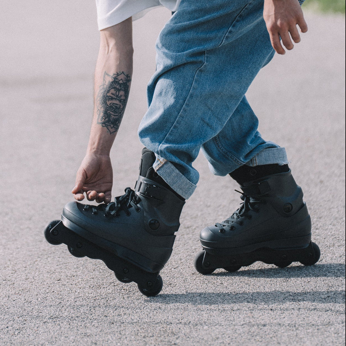 Model wearing Flying Eagle HERON SF60 PRO Black aggressive inline skates, EU 36-45 with two sets flat waxed laces