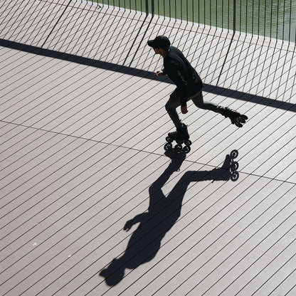 Skater urban cruising with FlyingEagle REAVER TRI triskate