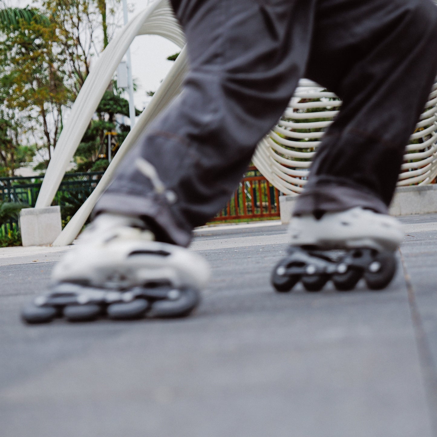 Skater using FlyingEagle DERBY black frame for fast-paced Inline Derby on track