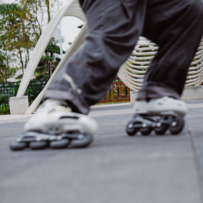 Skater using FlyingEagle DERBY black frame for fast-paced Inline Derby on track