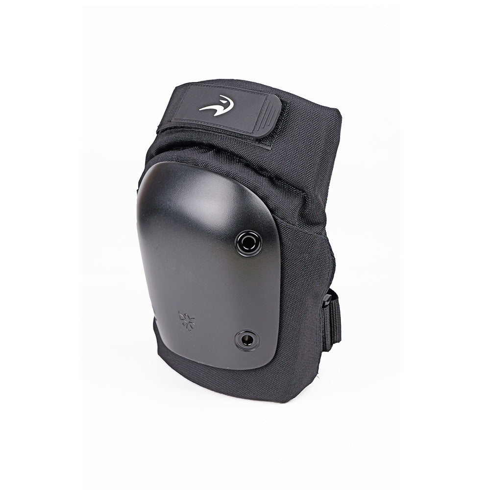 Durable FlyingEagle PRO knee pads, ideal for all kinds of inline skating styles and outdoor rides